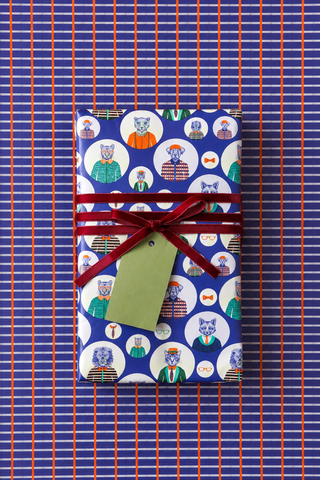Rollo de papel de regalo Oxford: regalo envuelto con la cara A (animales con estilo) y cinta burdeo sobre papel de la cara B (cuadros)