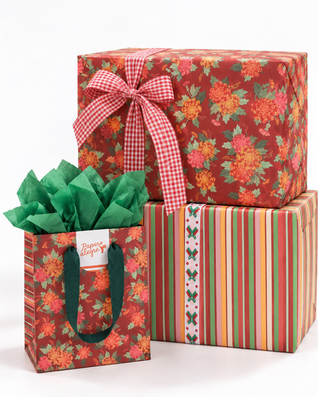 Kit Amalfi: bolsa Amalfi S junto a regalos envueltos en papel Amalfi, flores y franjas