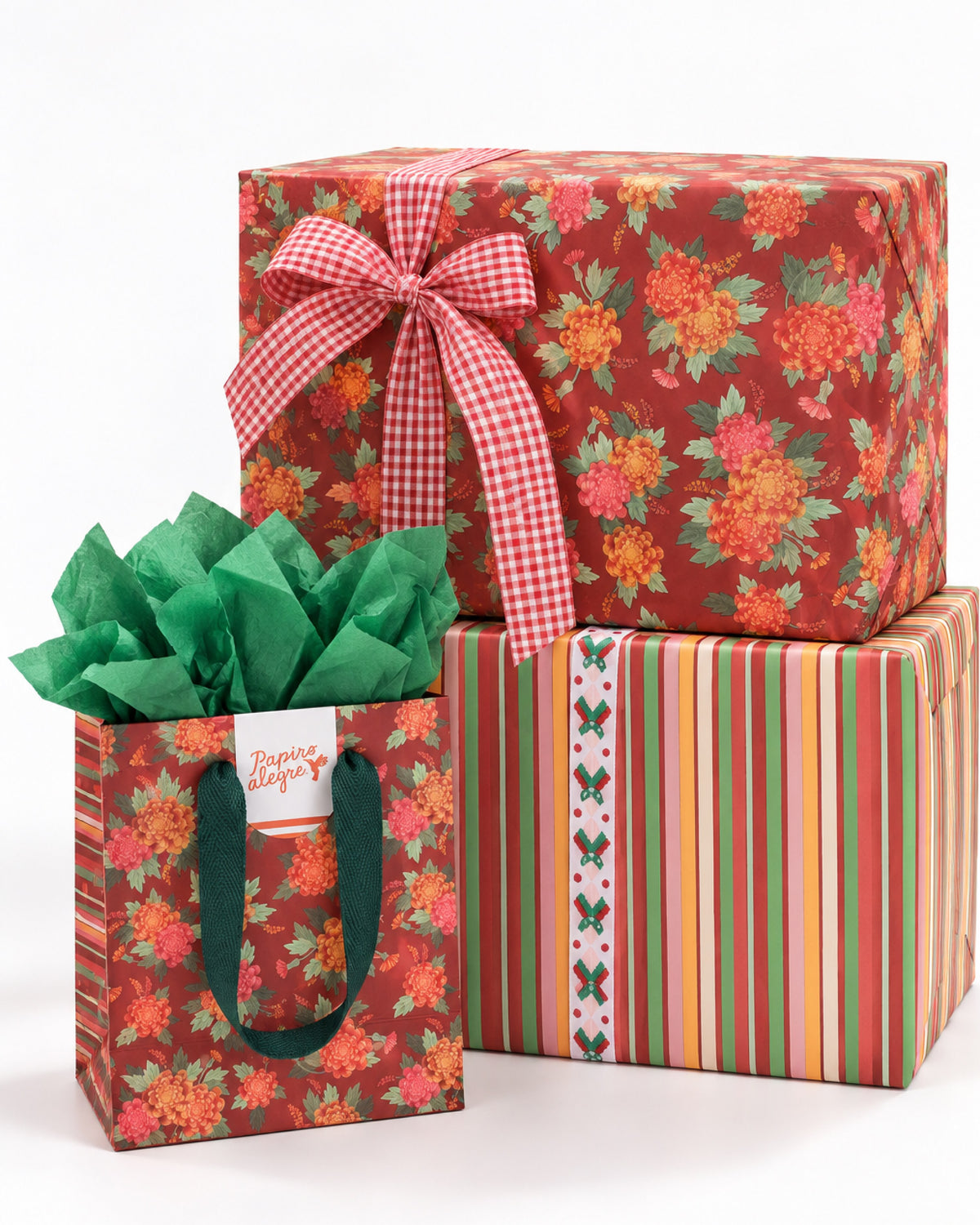 Kit Amalfi: bolsa Amalfi S junto a regalos envueltos en papel Amalfi, flores y franjas