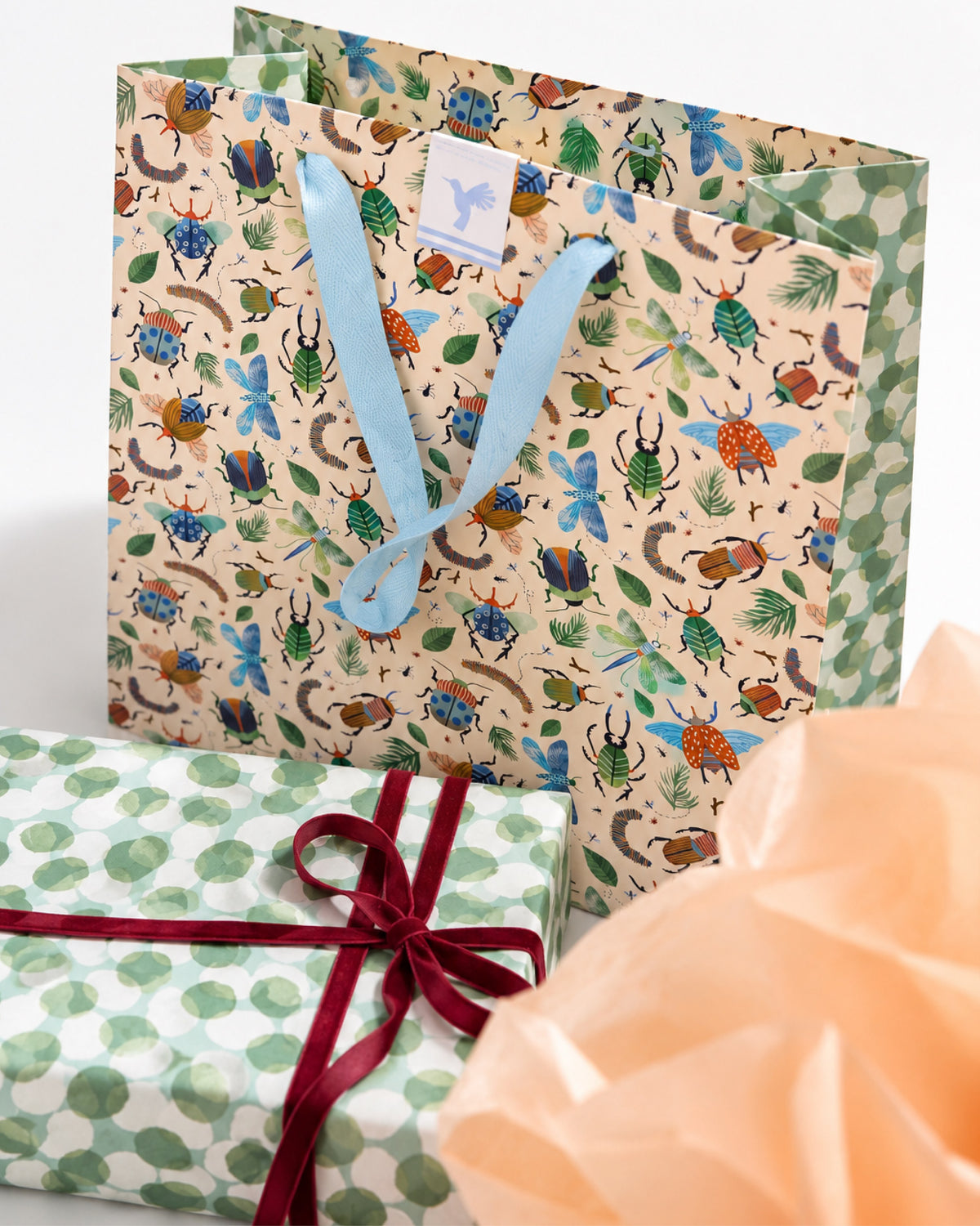 Kit Kyoto: bolsa Kyoto L junto a un regalo envuelto en papel Kyoto, círculos