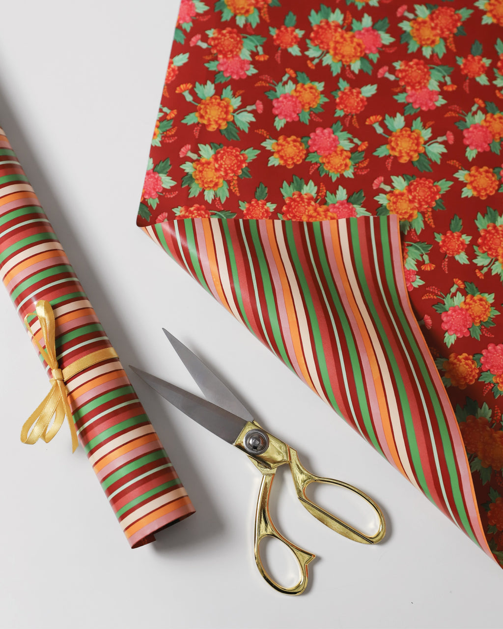 Rollo de papel de regalo Amalfi: el rollo abierto muestra sus dos caras, flores y franjas