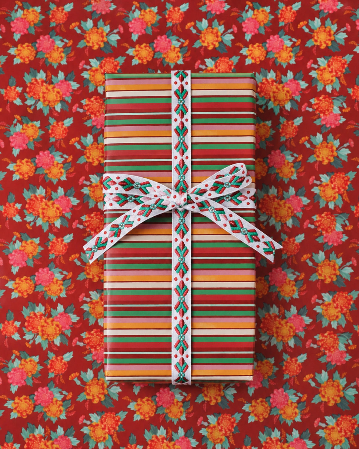 Rollo de papel de regalo Amalfi: regalo con la cara B sobre papel de la cara A
