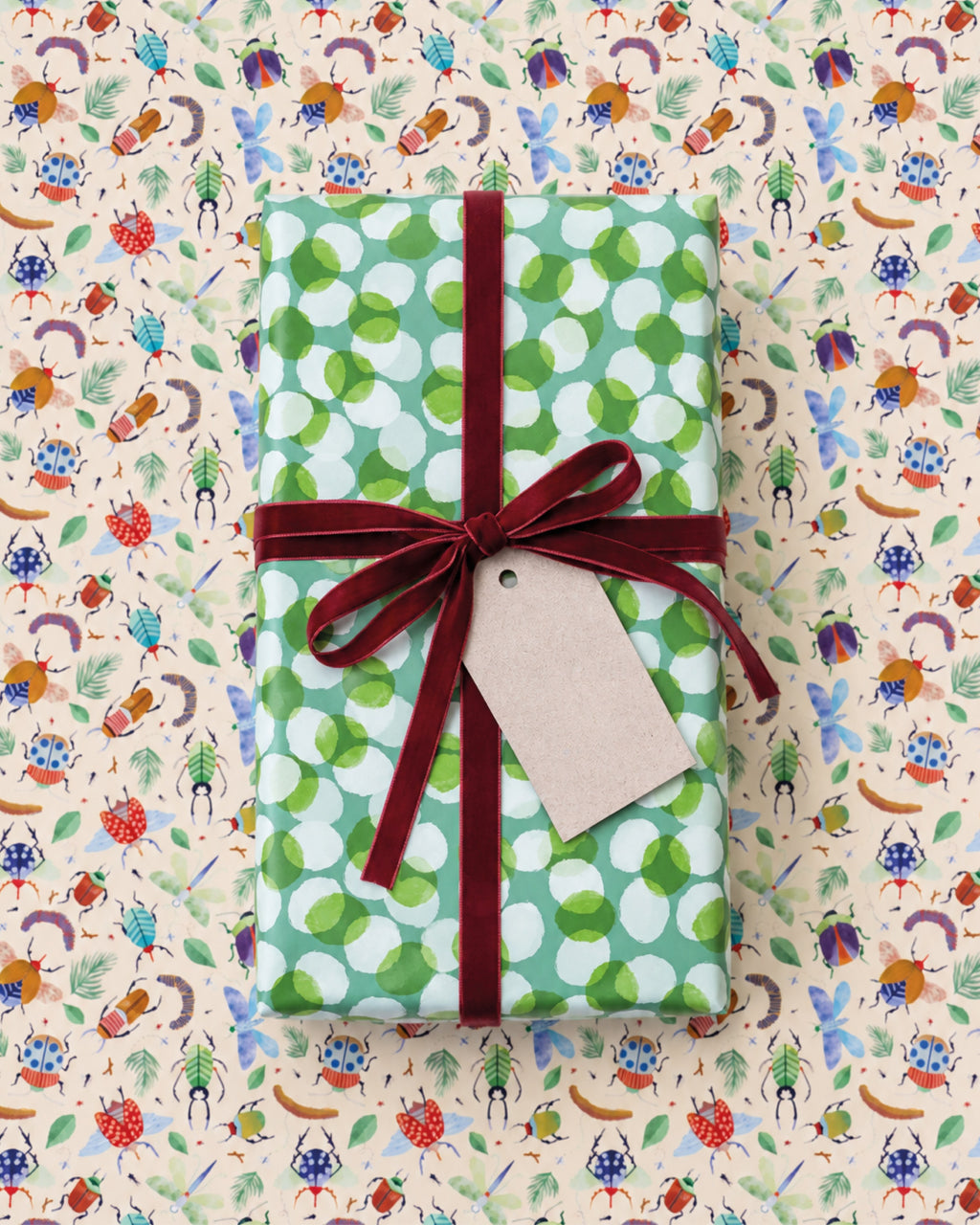 Rollo de papel de regalo Kyoto: regalo con la cara B sobre papel de la cara A