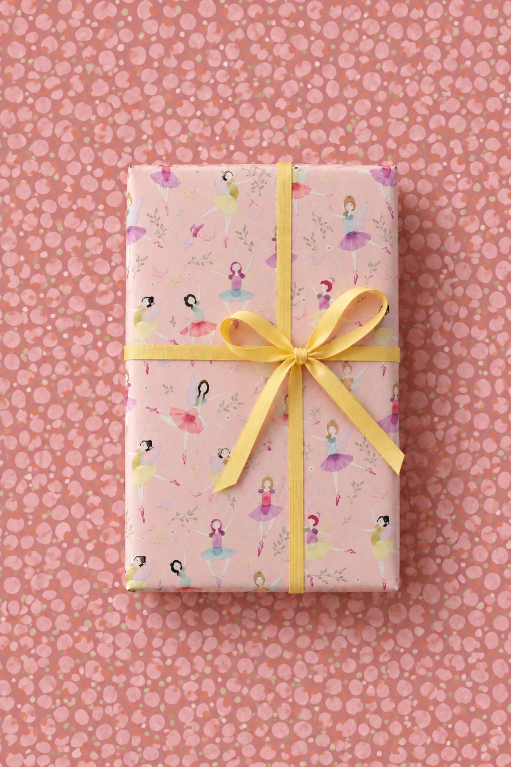 Rollo de papel de regalo Viena: regalo envuelto con la cara A (bailarinas) sobre papel de la cara B (puntos)