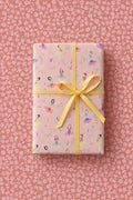 Rollo de papel de regalo Viena: regalo envuelto con la cara A (bailarinas) sobre papel de la cara B (puntos)