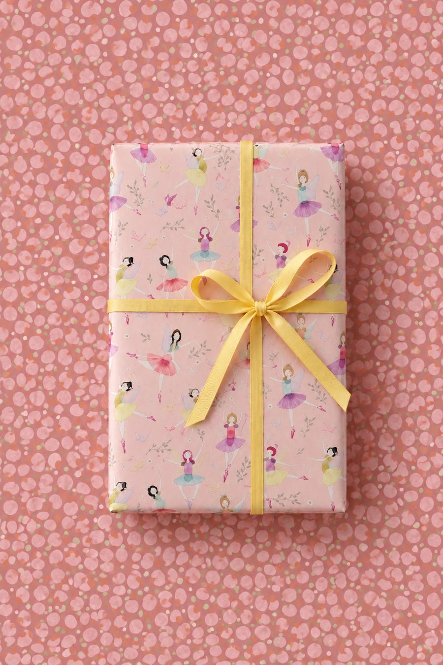 Rollo de papel de regalo Viena: regalo envuelto con la cara A (bailarinas) sobre papel de la cara B (puntos)