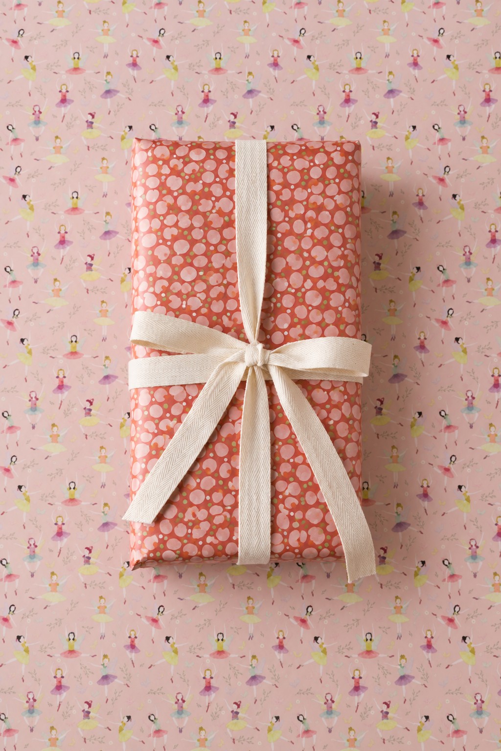 Rollo de papel de regalo Viena: regalo envuelto con la cara B (puntos) sobre papel de la cara A (bailarinas)